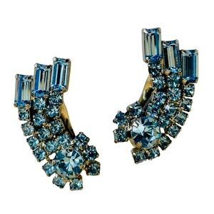 Vintage 70s Signed La Rel Silver Tone Clip Earrings With Pale Blue Rhinestones